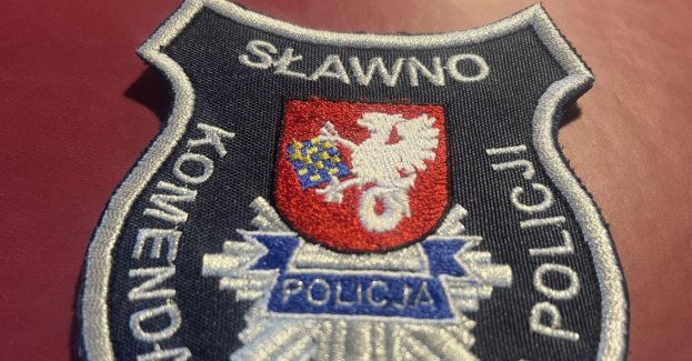 O krok od tragedii. Sławieńscy policjanci wyprowadzili z zadymionego budynku dwie osoby