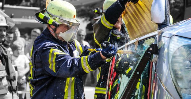 Jedna osoba zginęła, a dwie zostały ranne w zderzeniu czterech aut; zablokowana dk nr 74 w Przełomie (aktl.)