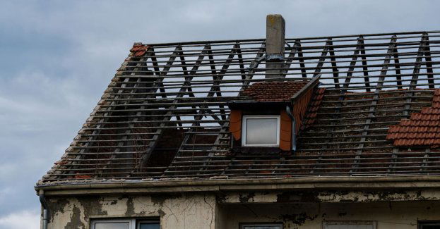 Ponad sto interwencji straży pożarnej po burzy, zerwane dachy