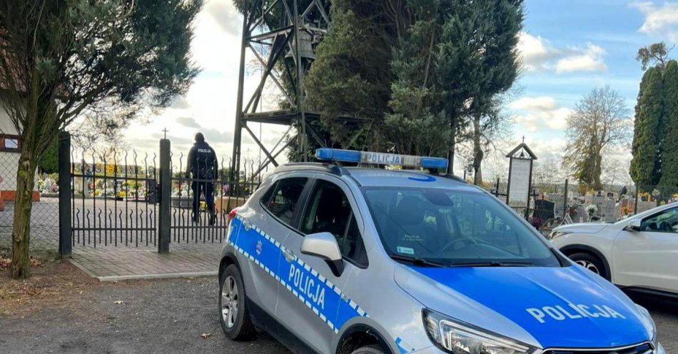 zdjęcie: Policja pilnuje porządku przy cmentarzach na Wszystkich Świętych / fot. KPP w Świeciu