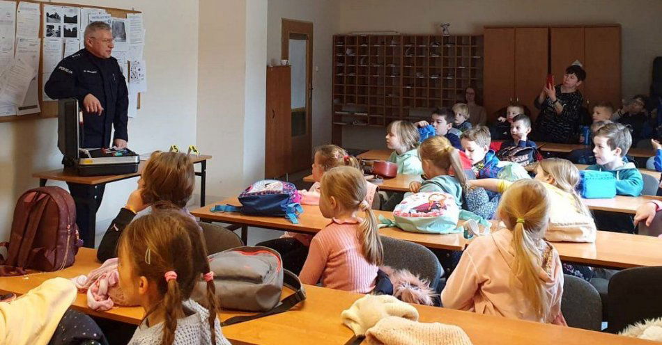 zdjęcie: Wizyta pierwszoklasistów ze Szkoły Podstawowej nr 66 w śródmiejskim komisariacie / fot. KWP w Bydgoszczy
