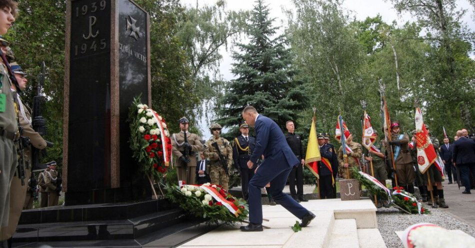 zdjęcie: Przed pomnikiem Gloria Victis w godzinę „W” oddano hołd powstańcom / fot. PAP