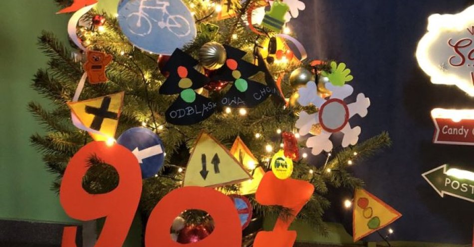 zdjęcie: Pszczółki zwycięzcami konkursu Odblaskowa choinka / fot. KMP w Elblągu Przedszkole nr 3 grupa Misiaki