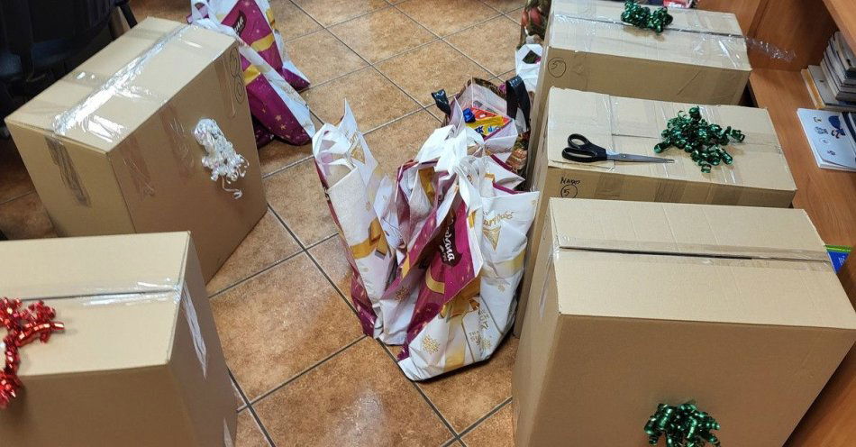 zdjęcie: Nakielscy policjanci rozdali świąteczne prezenty mieszkańcom / fot. KPP w Nakle nad Notecią