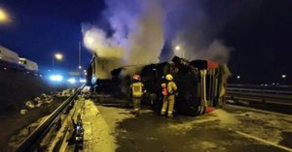 zdjęcie: Uwaga zablokowany przejazd autostradą A-4!!!! / fot. KMP w Legnicy