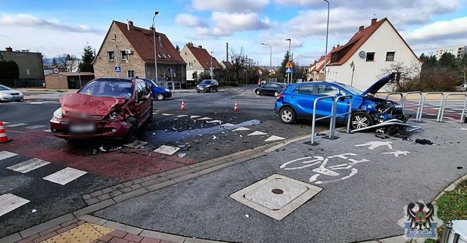 zdjęcie: Zderzenie na zjeździe z obwodnicy na Piaskowej Górze / fot. KMP w Wałbrzychu