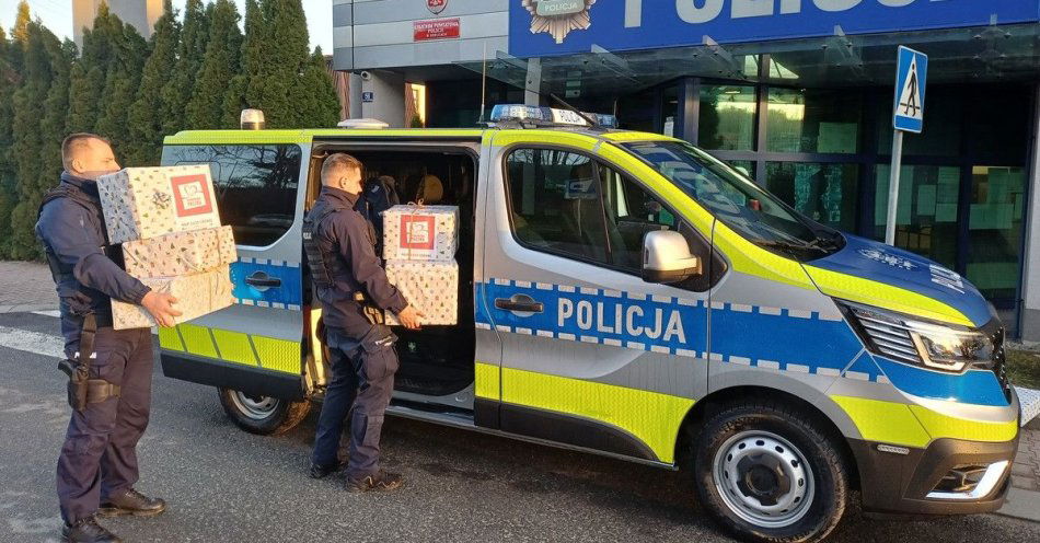 zdjęcie: Gorliccy policjanci wsparli samotną matkę w ramach Szlachetnej Paczki / fot. KMP w Gorlicach