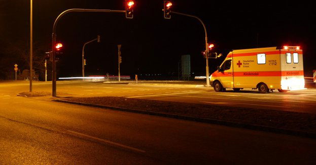 Miejscami śliskie drogi, karetka ugrzęzła w błocie