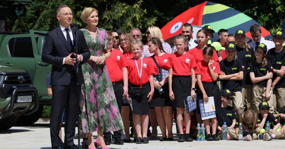 zdjęcie: Para prezydencka spotkała z dziećmi, które uczą się jak bezpiecznie spędzić wakacje / fot. PAP