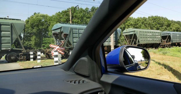 Samochód osobowy zderzył się z pociągiem towarowym w Mostach