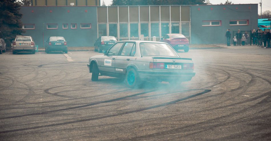zdjęcie: Driftowanie- czyli celowe wprowadzanie auta w poślig, czy warto? / pixabay/4998725