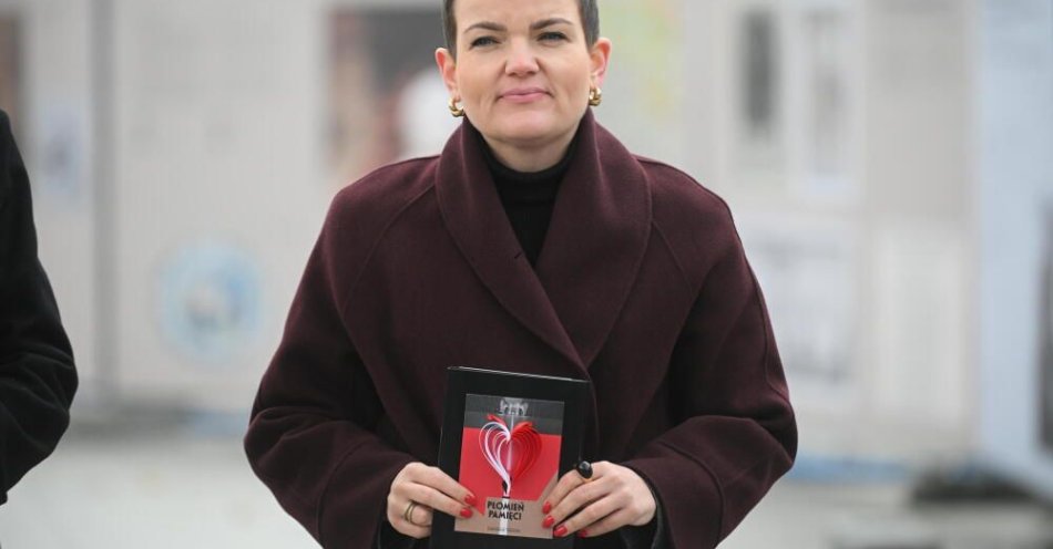 zdjęcie: M. Cienkowska: rozpoczynamy ogólnopolską akcję „Płomień pamięci” / Warszawa, 27.10.2025. Ministra kultury i dziedzictwa narodowego Marta Cienkowska na konferencji prasowej na pl. Marszałka Józefa Piłsudskiego w Warszawie, 27 bm. Spotkanie dot. akcji 