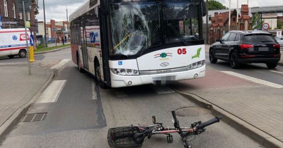 zdjęcie: Nietrzeźwy rowerzysta wjechał wprost pod autobus. Z obrażeniami ciała trafił do szpitala. / fot. KPP w Malborku