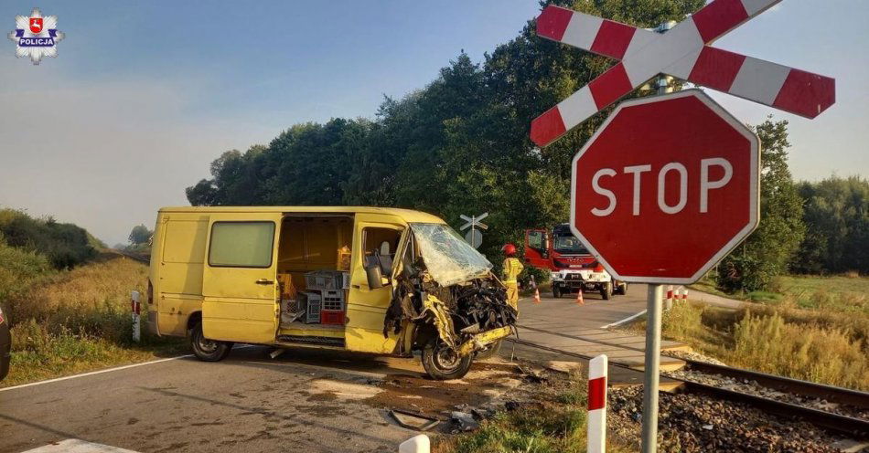 zdjęcie: Zignorował znak STOP i uderzył w pociąg / fot. KPP Radzyń Podlaski