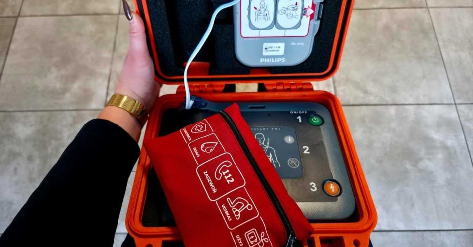 zdjęcie: Defibrylator AED dostępny całą dobę w komendzie w Lubaczowie / fot. KPP w Lubaczowie Fot. KPP Lubaczów