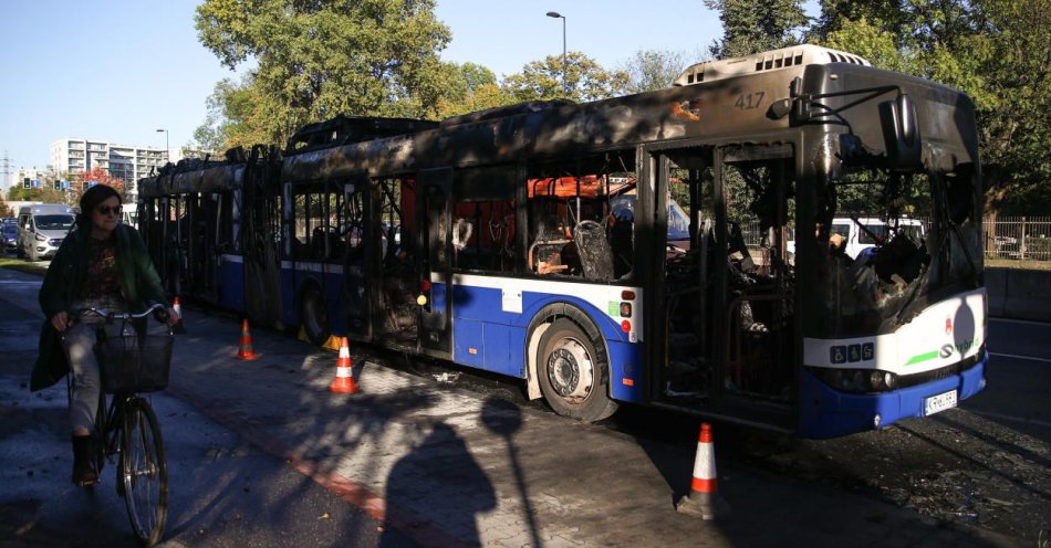 zdjęcie: Pali się autobus hybrydowy MPK; gaszenie może potrwać kilka godzin / fot. PAP