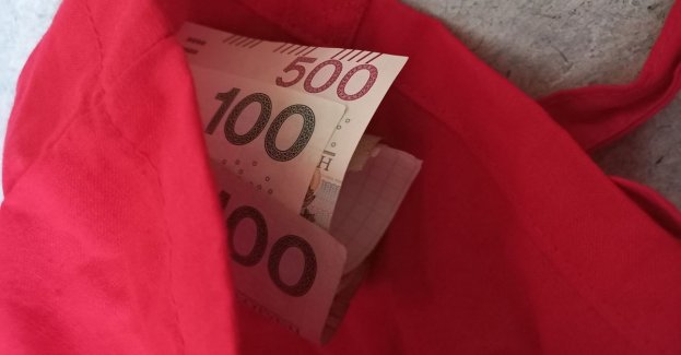 Najpierw rozmienił pieniądze u sąsiadki, a potem ją okradł