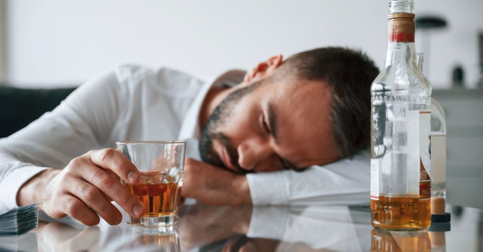 zdjęcie: W 2024 r. wzrosła liczba zwolnień lekarskich z tytułu nadużywania alkoholu / v61038655