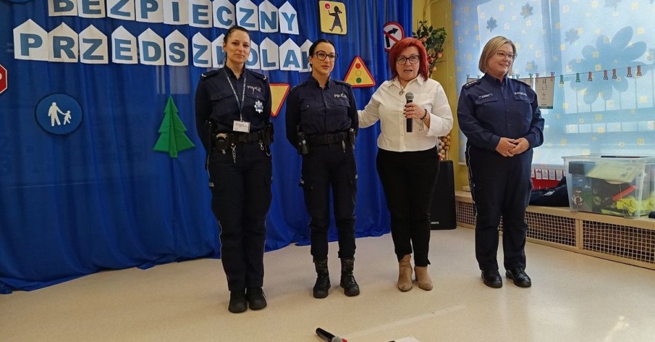 zdjęcie: Przedszkolaki z MISIA uczą się zasad bezpieczeństwa na drodze / fot. KPP Słupca O bezpieczeństwie na drodze z przedszkolakami ze słupeckiego MISIA