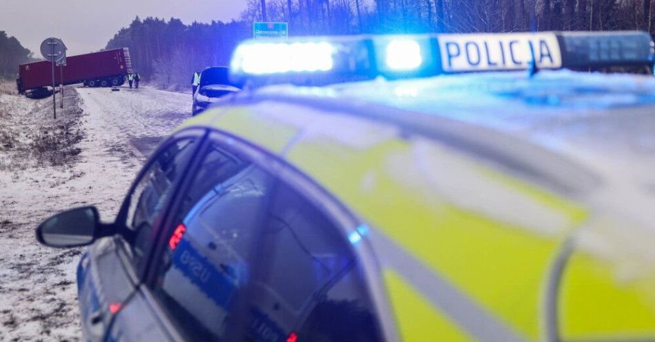 zdjęcie: Dolnośląskie: po zderzeniu ośmiu pojazdów nieprzejezdna autostrada A4 / Antonin (woj. wielkopolskie), 29.12.2025. Miejsce wypadku z udziałem trzech pojazdów na DK 11 w Antoninie, 29 bm. Panują trudne warunki na drogach południowej Wielkopolski. (aldg) PAP/Tomasz Wojtasik