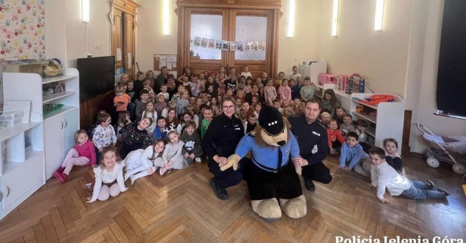 zdjęcie: Dzielnicowi uczą przedszkolaków zasad bezpieczeństwa / fot. KMP w Jeleniej Górze