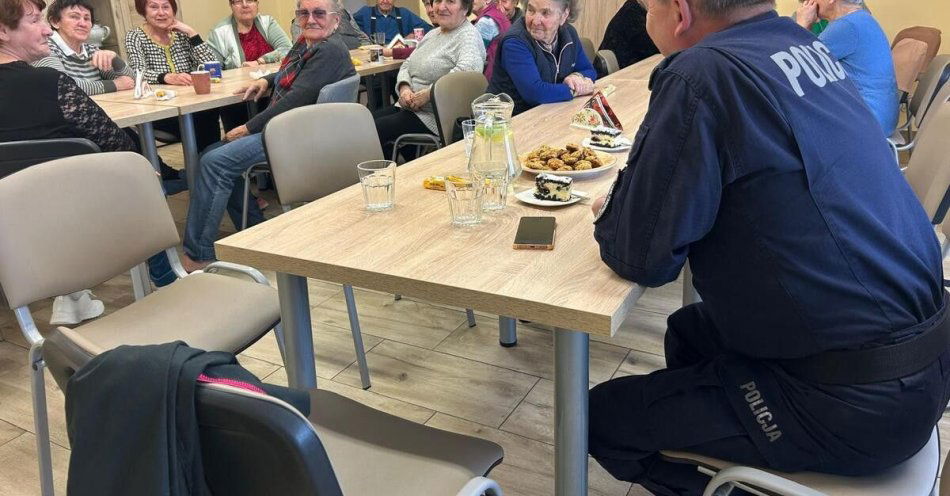 zdjęcie: Policja uczy seniorów jak chronić się przed oszustami / fot. KPP w Stalowej Woli fot. KPP St. Wola