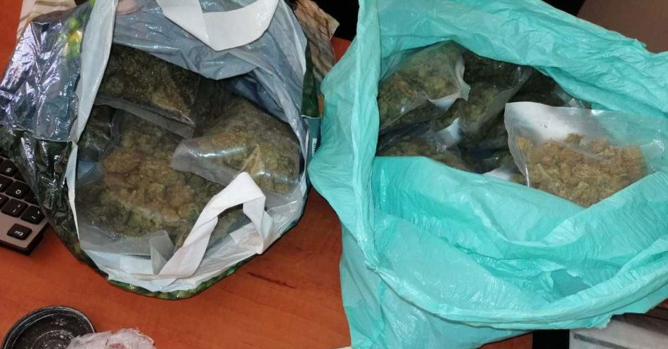 zdjęcie: Zatrzymanie 31- latka z narkotykami przez polickich kryminalnych / fot. KPP w Policach