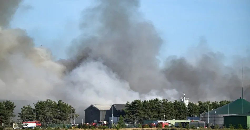 zdjęcie: Blisko 200 strażaków gasi pożar Zakładu Zagospodarowania Odpadów w Chlewnicy / Chlewnica, 15.08.2026. Pożar Zakładu Zagospodarowania Odpadów w Chlewnicy, 15 bm. Ogień objął trzy hale magazynowe o łącznej powierzchni ponad 3 tysięcy metrów kwadratowych oraz hałdę odpadów zajmującą około 2 tysiące metrów kwadratowych. Na miejscu pracuje 46 zastępów Państwowej i Ochotniczej Straży Pożarnej. (sko) PAP/Andrzej Jackowski