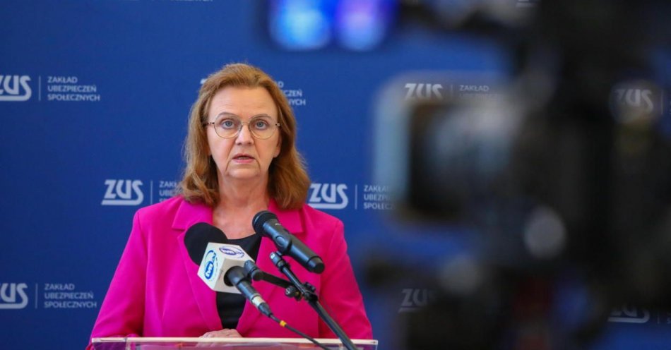 zdjęcie: 13. i 14. emerytury trafiły już na konta emerytów; wypłaty przebiegły sprawnie / fot. PAP