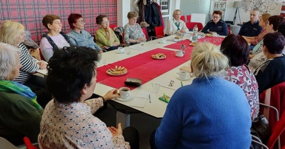 zdjęcie: Policja uczy seniorów jak nie dać się oszustom / fot. KPP Janów Lubelski