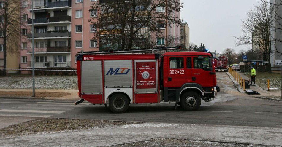 zdjęcie: Gorzów Wlkp.: wybuch i pożar w piwnicy czteropiętrowego bloku. Nikt nie został ranny / Gorzów Wielkopolski, 04.02.2026. Miejsce wybuchu przy ul. Wróblewskiego w Gorzowie Wielkopolskim, 4 bm. Rano doszło do wybuchu i pożaru w piwnicy czteropiętrowego bloku. Z budynku ewakuowano 48 osób. Trwają działania strażaków, nie ma informacji o poszkodowanych. (aldg) PAP/Lech Muszyński ***Do tego materiału zdjęciowego dostępna jest również depesza w systemie CSI, pt.: Gorzów Wlkp./ Wybuch i pożar w piwnicy czteropiętrowego bloku***