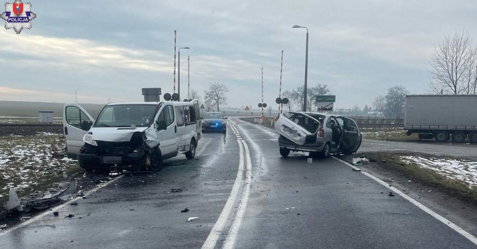 zdjęcie: Czołowe zderzenie osobówki z busem w Jarosławcu / fot. KMP Zamość