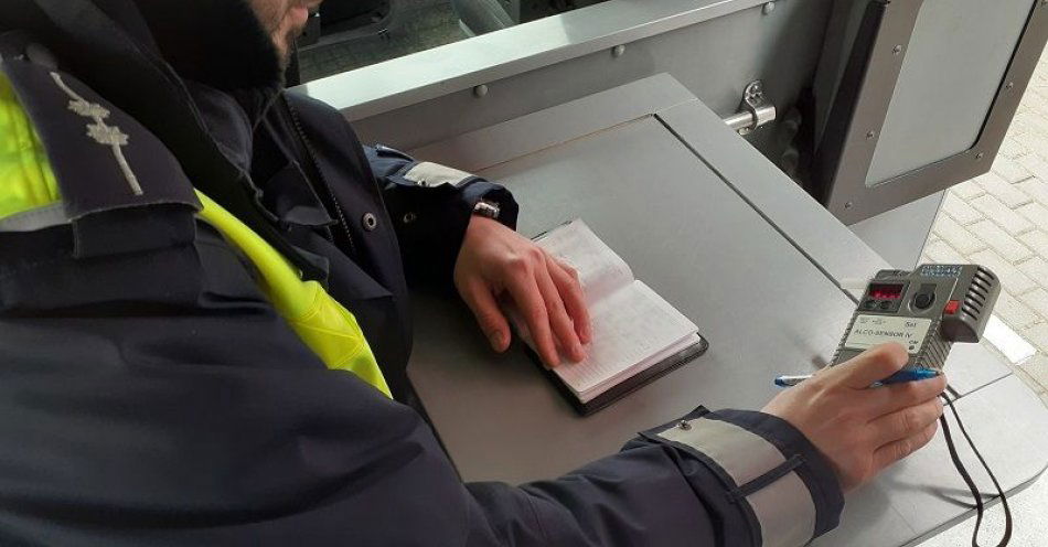 zdjęcie: Kierowali samochodami pomimo cofniętych uprawnień i w stanie nietrzeźwości. Jeden przewoził narkotyki / fot. KPP w Lęborku