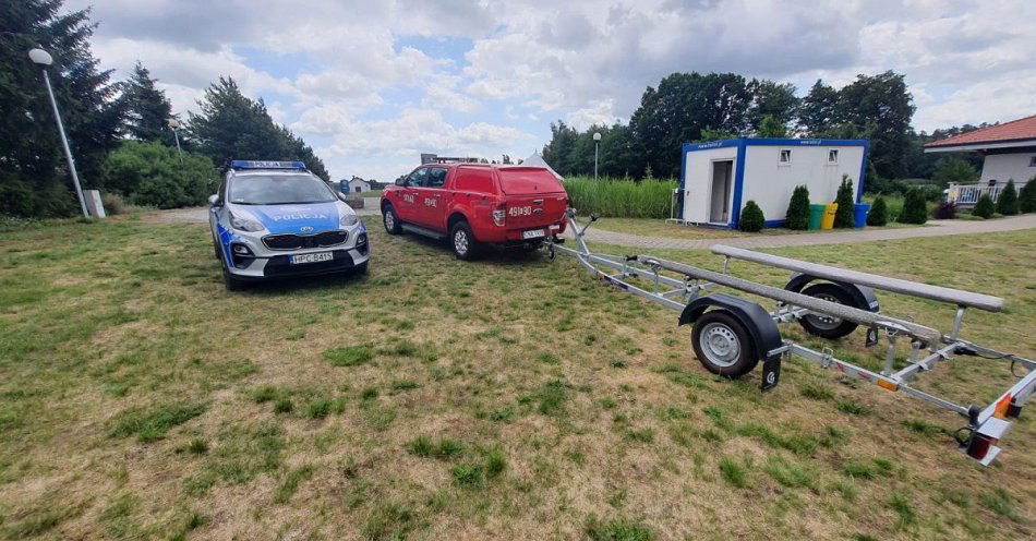 zdjęcie: Policjanci ze strażakami czuwają nad bezpieczeństwem osób wypoczywających nad wodą / fot. KPP w Nakle nad Notecią