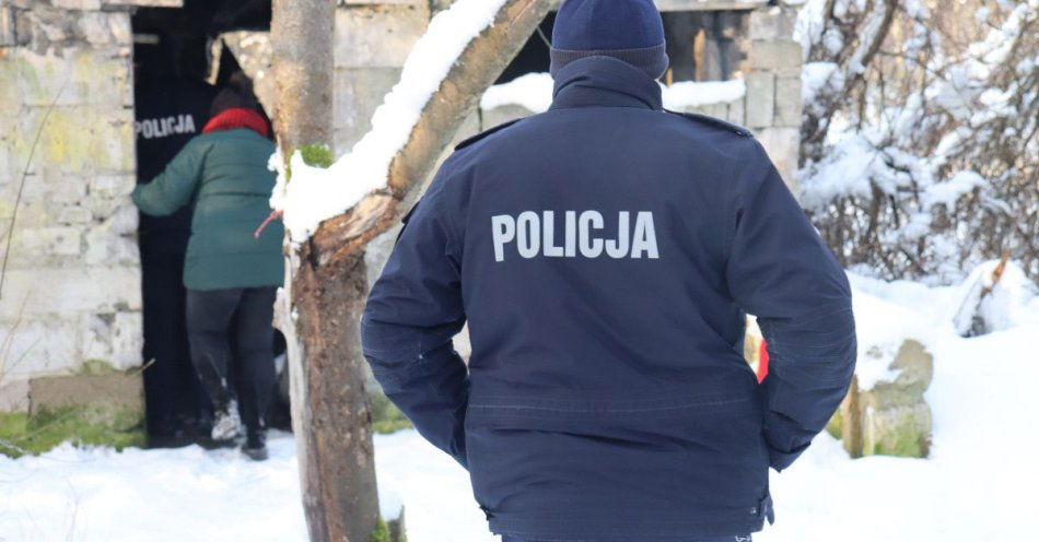 zdjęcie: Policja sprawdza pustostany w Bytowie i pomaga bezdomnym / fot. KPP w Bytowie