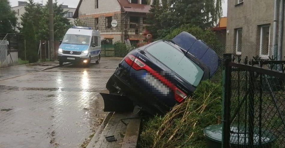 zdjęcie: 21-latek bez uprawnień uderzył w ogrodzenie posesji – odpowie przed sądem / fot. KPP w Wejherowie