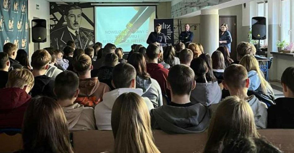 zdjęcie: Młodzież o bezpieczeństwie i zagrożeniach internetu w Jarocinie / fot. KPP Jarocin