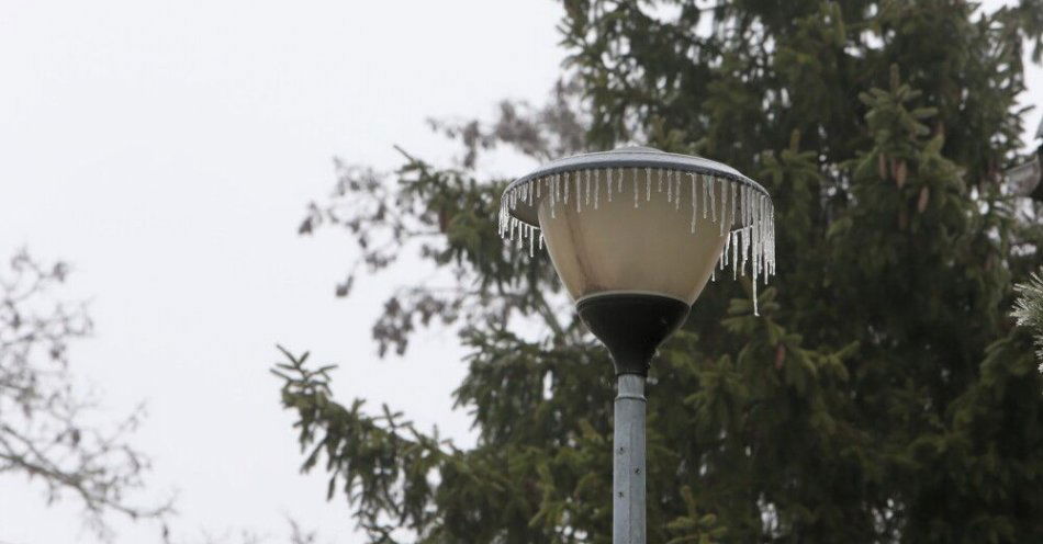 zdjęcie: W całym kraju marznące opady, na południu nastąpi ocieplenie / Gorzów Wielkopolski, 26.01.2026. Opady marznącego deszczu w Gorzowie Wielkopolskim, 26 bm. Od rana w poniedziałek w 13 województwach obowiązują ostrzeżenia Instytutu Meteorologii i Gospodarki Wodnej przed marznącymi opadami deszczu powodującymi gołoledź. Ponadto w dziewięciu województwach obowiązuje alert RCB ostrzegający przed marznącym deszczem i gołoledzią. (jm) PAP/Lech Muszyński