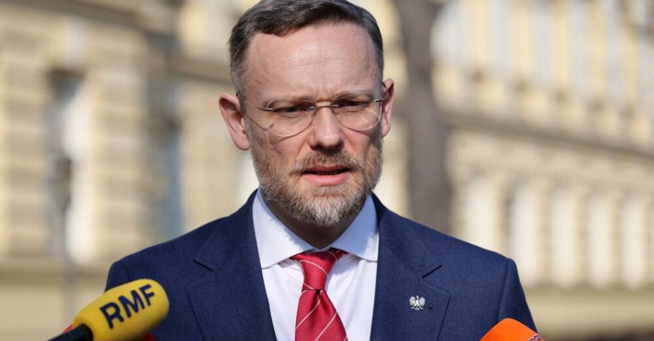 zdjęcie: Szef KPRP: uchwała rządu ws. SAFE powtarza wszystkie błędy ustawy i powinna być zbadana przez TK / Warszawa, 13.03.2026. Szef Kancelarii Prezydenta RP Zbigniew Bogucki podczas konferencji prasowej przed siedzibą Kancelarii Prezesa Rady Ministrów w Warszawie, 13 bm. Spotkanie dotyczyło m.in. zaproponowanej przez prezydenta alternatywy „polski SAFE 0 proc.” i weta prezydenta do ustawy wdrażającej unijny program SAFE. (sko) PAP/Paweł Supernak