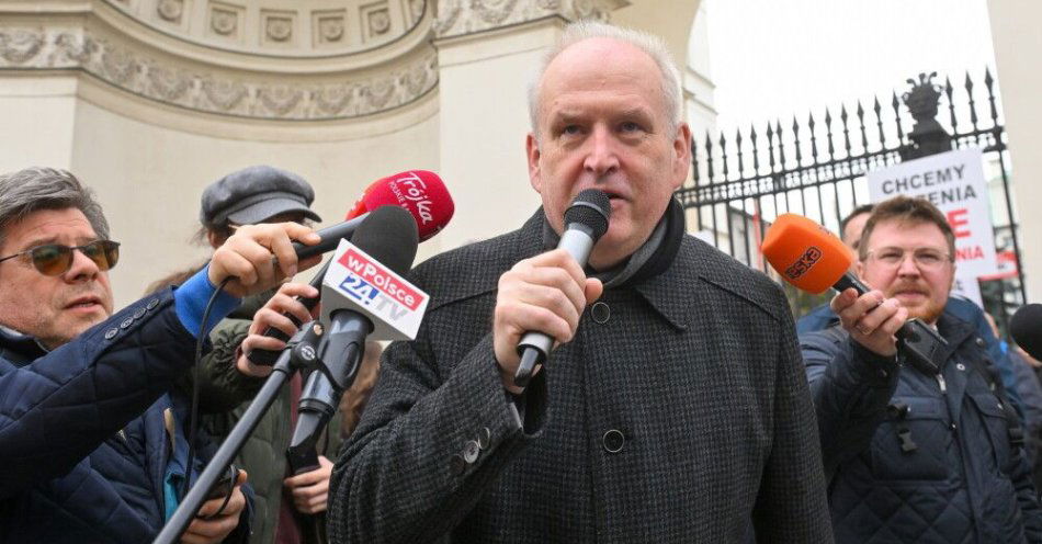 zdjęcie: Prezes związku szpitali powiatowych: przynajmniej 40 szpitali jest poważnie zagrożonych / Warszawa, 03.03.2026. Prezes Ogólnopolskiego Związku Pracodawców Szpitali Powiatowych Waldemar Malinowski (C) przemawia podczas protestu przed siedzibą Ministerstwa Zdrowia w Warszawie, 3 bm. Pracownicy szpitali powiatowych sprzeciwiają się obniżeniu stawek refundacyjnych za świadczenia medyczne. (amb) PAP/Piotr Nowak
