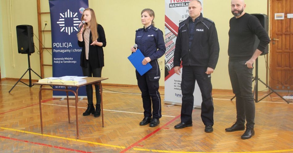 zdjęcie: Dzieci uczą seniorów jak nie dać się oszustom / fot. KMP w Tarnobrzegu Foto: KMP Tarnobrzeg