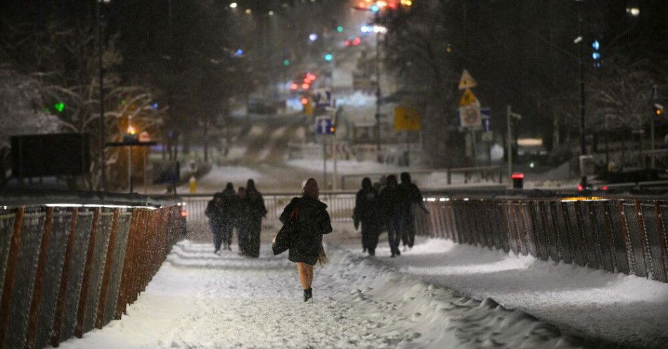 zdjęcie: W weekend będzie chłodno, śnieżnie i wietrznie; IMGW ostrzega przed oblodzeniem w całym kraju / Warszawa, 31.12.2025. Utrudnienia drogowe po intensywnych opadach śniegu w Warszawie, 31 bm. IMiGW oraz RCB ponowiły ostrzeżenia o opadach śniegu, zawiejach i silnym wietrze. 170 pługoposypywarek ponownie wyjechało na ulice, którymi kursują autobusy miejskie. Akcja obejmuje 1500 km stołecznych dróg. (amb) PAP/Marcin Obara