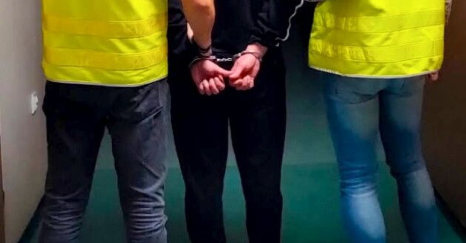 zdjęcie: Cudzoziemiec z prawie 4 promilami wjechał w elewację sklepu / fot. KPP w Radomsku