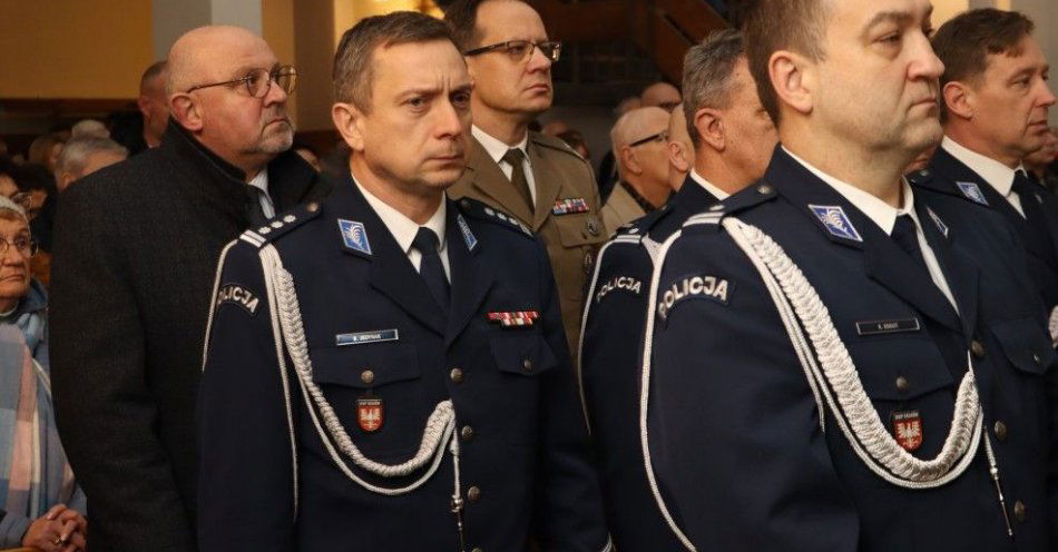 zdjęcie: Policjanci z Tarnowa podzielili się opłatkiem w Kościele Filipinów / fot. KMP w Tarnowie Spotkanie opłatkowe