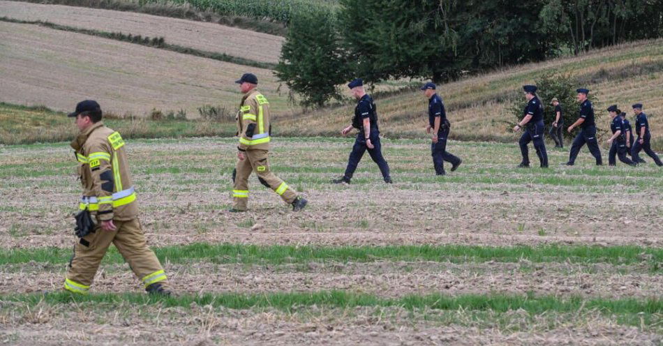 zdjęcie: Ponad 600 policjantów i strażaków wspiera wojsko w akcji poszukiwawczej dronów / fot. PAP