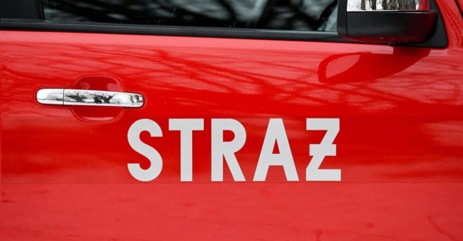 zdjęcie: Podlaskie: dwie osoby zginęły w pożarze w miejscowości Sukowicze / Hurko (powiat przemyski), 14.12.2021. Samochód straży pożarnej w Hurku k. Przemyśla, 14 bm. podczas akcji wydobycia fragmentu austriackiego mostu pontonowego z rzeki San.  Jest to prawdopodobnie jedyny zachowany taki element z czasów pierwszej wojny światowej z okresu walk o Twierdzę Przemyśl. Organizatorami akcji byli Związek Gmin Fortecznych Twierdzy Przemyśl, Stowarzyszenie Dwóch Wojen oraz Przemyskie Stowarzyszenie Rekonstrukcji Historycznej. Pomagali strażacy. (dd/dw) PAP/Darek Delmanowicz