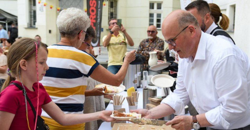 zdjęcie: Urodzinowa kawa z prezydentem / fot. UM Grudziądz