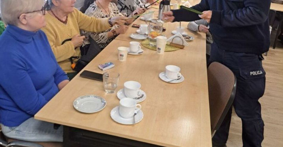 zdjęcie: Dzielnicowi z Bielska uczą seniorów jak nie dać się oszustom / fot. KMP w Bielsku-Białej