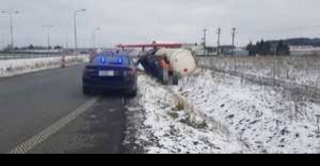 Na łuku jezdni nie zapanował nad cysterną i zakończył jazdę w przydrożnym rowie