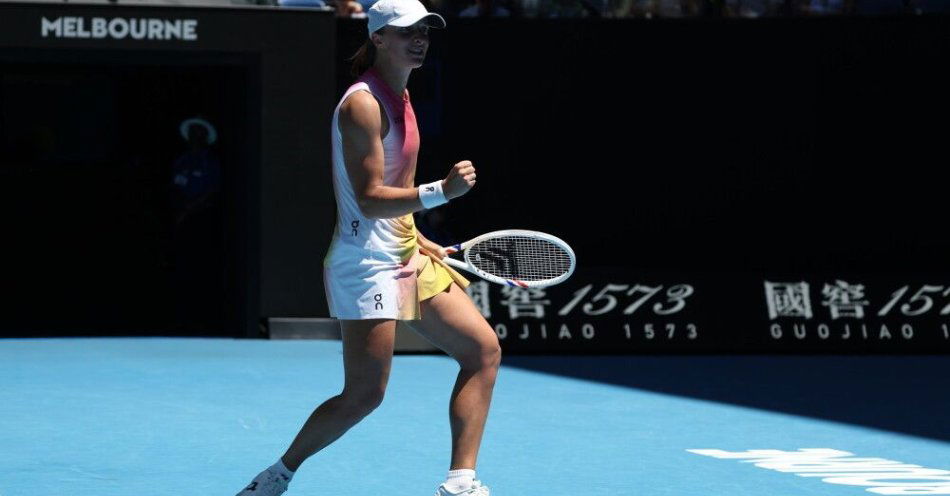 zdjęcie: Iga Świątek pokonała Brytyjkę Emmę Raducanu i awansowała do 1/8 finału wielkoszlemowego turnieju tenisowego Australian Open w Melbourne / fot. PAP